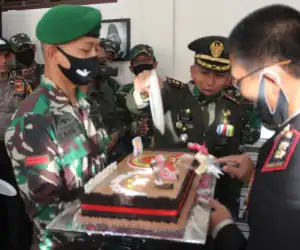 Dandim Nagan Raya Berikan Surprise di HUT Bhayangkara ke-74, Suasana Jadi Haru