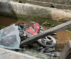 Pengendara Scoopy Tak Sadar Diri Usai Tabrakan Dengan Mobil Kijang