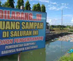 Waduh! Tak Jauh Dari Papan Larangan, Sampah Nampak Menumpuk