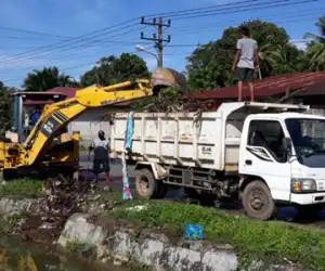 DLHK Nagan Raya Bersihkan Tumpukan Sampah di Saluran Irigasi