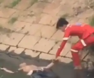 Viral! Dikira Meninggal Ternyata Bapak Ini Tertidur di Atas Air Sungai