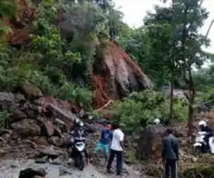 Gunung Paro Longsor, Arus Lalu Lintas Terganggu
