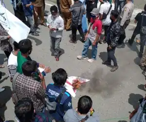 Tolak RUU HIP, Massa Bakar Bendera PKI