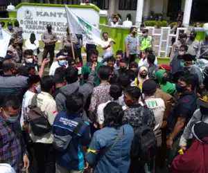 Mahsiswa dan Warga Gelar Aksi Di Depan DPRK Aceh Barat