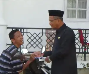 Bupati Nagan Raya Beri Bantuan Modal Usaha Untuk Anak Disabilitas