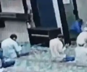 Biadab! Pria Berpisau Serang Imam Masjid Saat Pimpin Doa