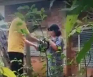 Kepada Ibu Kandung, YouTuber Ini Beri Daging Kurban Berisi Sampah?