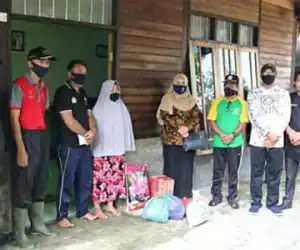 Wabup Simeulue Serahkan Bantuan Kepada Keluarga Korban COVID-19