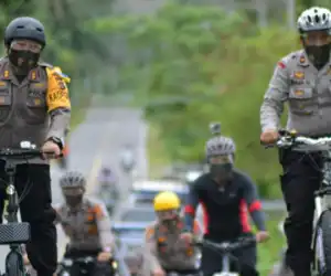 Salurkan Bantuan Untuk Korban Banjir, Kapolres Simeulu Kovoi Dengan Sepeda