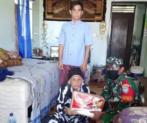 Peringati HUt RI Ke 75, Prajurit TNI di Aceh Jaya Bagikan Paket Sembako dan Masker