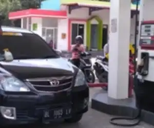Aneh, Stiker BBM Bersubsidi Dipasang Pada Mobil Tahun Tinggi