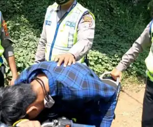 Waduh! Gegara Ditilang Polisi, Pria Ini Pura-pura Kesurupan