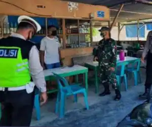 TNI-Polri Sosialisasi 3-M dan Protokol Kesehatan Sambil Bagi Masker