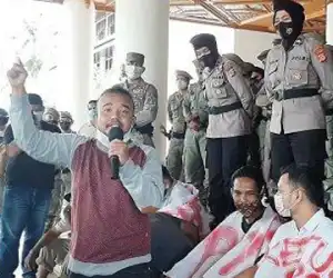 Massa Geram Geruduk Kantor Gubernur Aceh