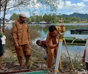 Tim Badan Hisab Rukyat Kemenag Simeulue Ukur Arah Kiblat Mushalla