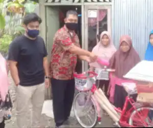 Tiga Siswa SMA Negeri 3 Sinabang Dapat Bantuan Sepeda dari Alumni