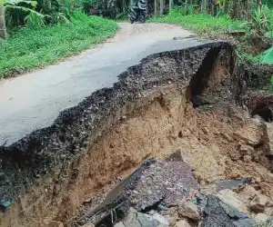 Jalan Penghubung Dua Desa di Abdya Ambruk di Terjang Banjir