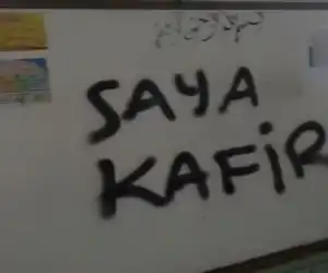 Biadab! Musala Dirusak, Al Quran Dicoret, Tembok Ditulis "Saya Kafir"