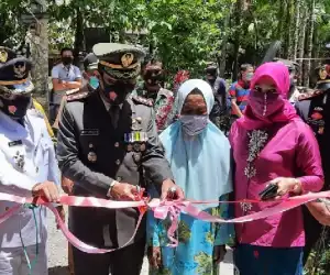 HUT TNI Ke 75, Dandim 0110 Abdya Serahkan Bantuan Rumah Untuk Nek Juriah