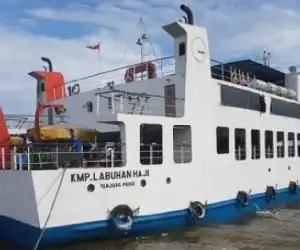 Cuaca Ekstrem KMP Labuhan Haji Batal Berangkat