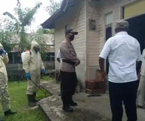 Polsek Teupah Selatan Semprot Desinfektan di Rumah Almarhumah