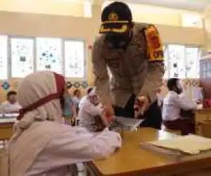 Kunjungi SD Unggul, Kapolres Aceh Selatan Himbau Murid Pakai Masker