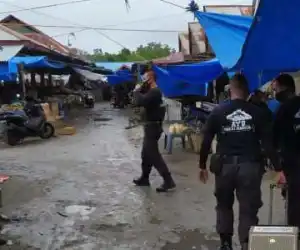 Pakai Kaus Bertulis “Ayo Pakai Masker” Polres Nagan Raya Sosialisasi Prokes