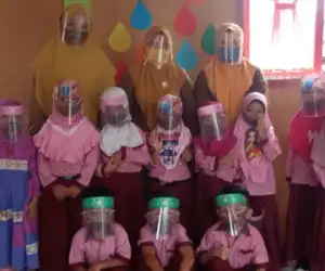 TK Negeri Pertiwi Sinabang Bagikan Masker dan “Face Shild” Kepada Murid