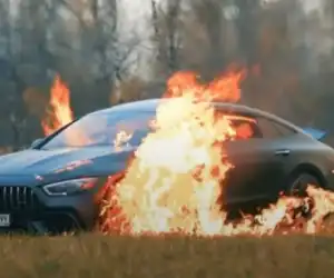 Waduh! Pria Ini Nekat Bakar Mobil Seharga Rp 2,4 Miliar