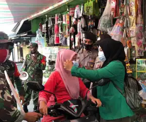 Kampanye Hidup Bersih Mahasiswa KKN Kelompok 286 Bagi Masker Gratis
