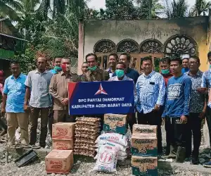DPC Partai Demokrat Abdya Salurkan Bantuan Untuk Korban Kebakaran