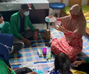 Mahsiswa KKN dan Bidan Gampong Buat Hand Sanitizer