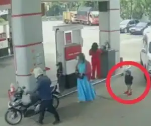 Orang Tua Isi Bensin di SPBU dan Sibuk Sendiri, Sang Anak Dilindas Mobil