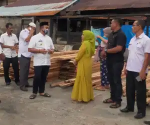 Pemkab Aceh Jaya Serahkan Bantuan Material Pembangunan Kepada Korban Kebakaran