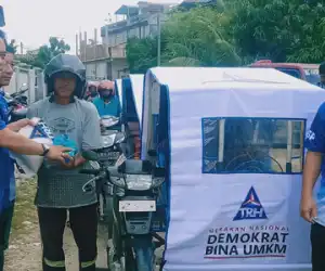 Abang Becak di Abdya Terima Bantuan Dari Partai Demokrat