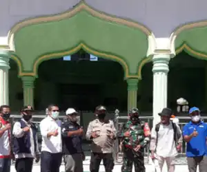 Cegah COVID-19, PMI Bersama TNI-Polri Semprot Disinpektan di Rumah Ibadah