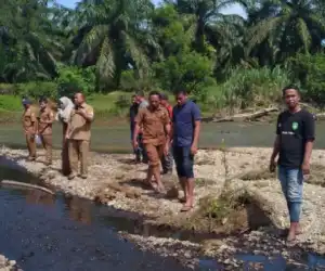 Krueng Tadu Berubah Hitam Pekat Diduga Tercemar Limbah Perusahaan