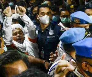 STOP PRESS! Habib Rizieq Imam Besar FPI Resmi Ditahan