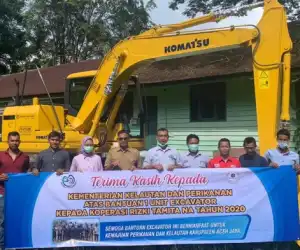 KKP Serahkan Escavator Untuk Koperasi di Kabupaten Aceh Jaya