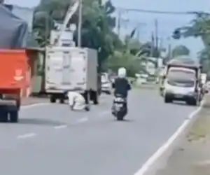 Viral, Seorang Pria Sholat Ditengah Jalan Yang Padat Kendaraan