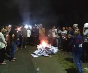 Massa Bakar Spanduk Dukungan Pembubaran Ormas FPI di Abdya