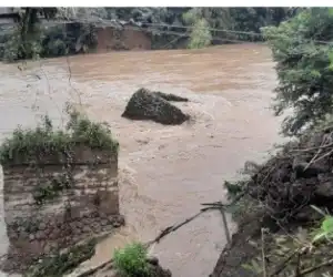 Hujan Deras Sebabkan Pondasi Jembatan Gantung di Krueng Aceh Ambruk