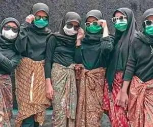 Duh! Ikut Tren Berjilbab Tampa BH, Enam Gadis ‘Ditampol’ Warganet