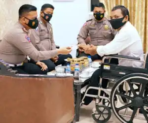 Di Aceh Utara, Seorang Penyandang Disabilitas Diberi SIM Gratis