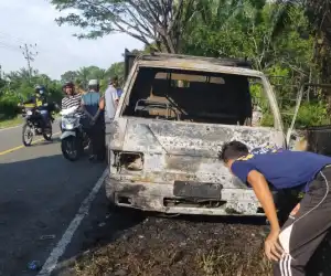 Mobil L-300 Tinggal Rangka Setelah Terbakar di Nagan Raya