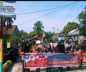 Puluhan Anak-anak di Abdya Kampanyekan Kebersihan