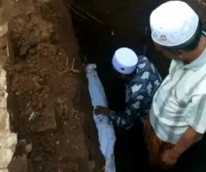 Empat Tahun Terkubur, Jasad dan Kain Kafan Ulama Ini Masih Utuh