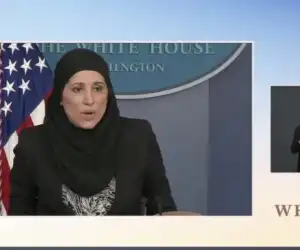 Seorang Pejabat AS Konferensi Pers dengan Mengenakan Hijab