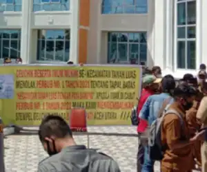 Tolak Perbup, Puluhan Keuchik Geruduk Kantor Bupati