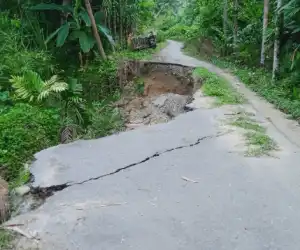 Paska Diterjang Banjir, Jalan Penghubung Dua Desa di Abdya Belum di Perbaiki